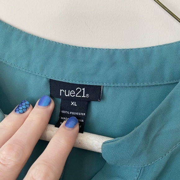 Size XL women’s tank - Picture 3 of 4